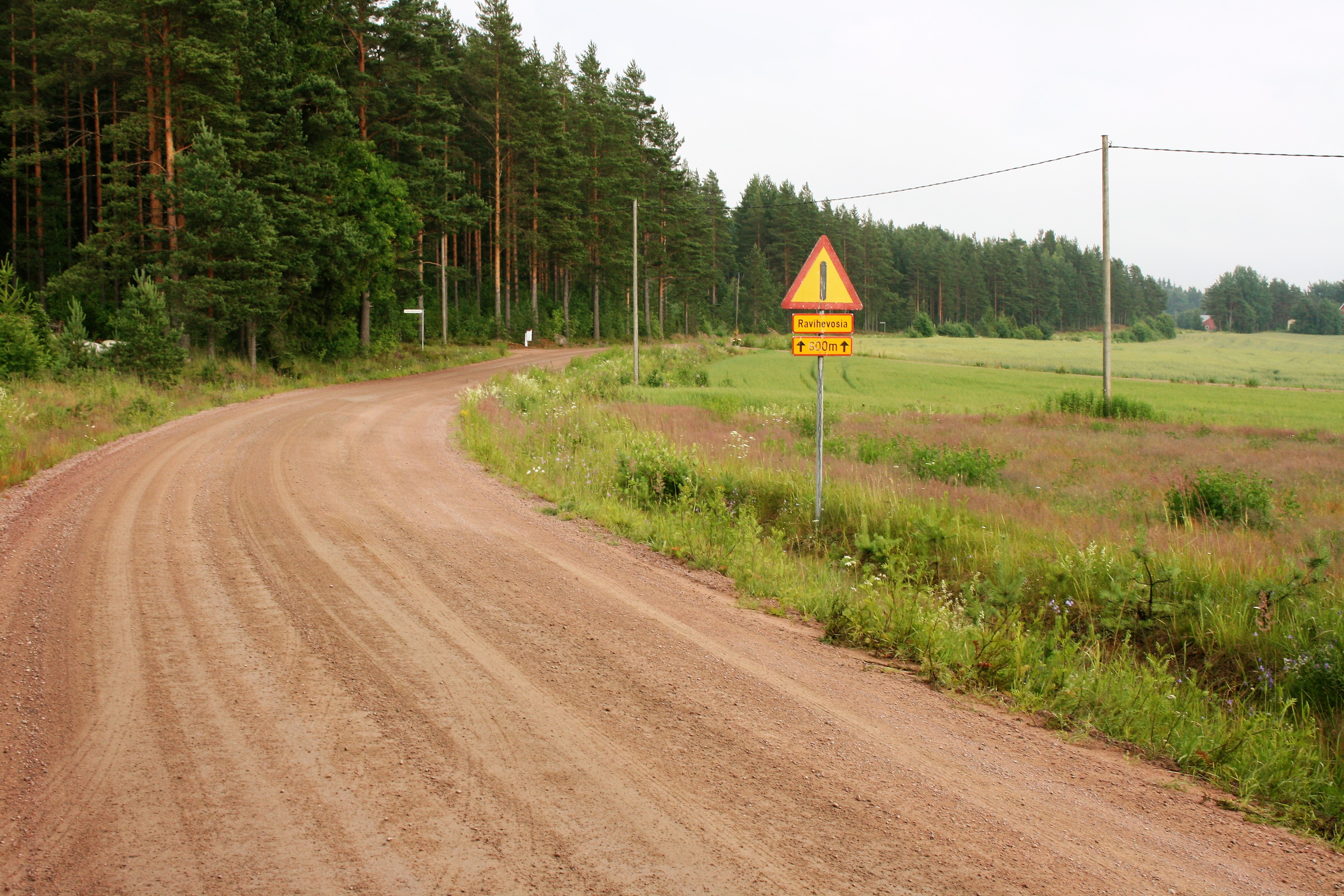 Oikealla kääntyvä soratie