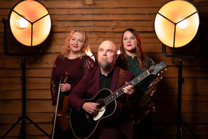 Kuvassa kolme muusikkoa soittimineen