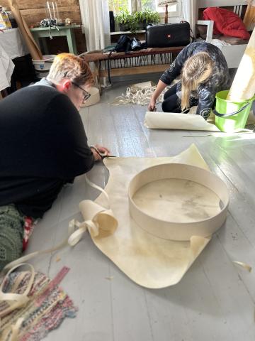 Rummuntekoa lattialla